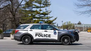 مشتبه به يموت بعد سقوطه من شرفة أثناء الهروب من حادث طعن في تورنتو