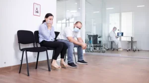 لماذا ينتظر الناس طويلًا في النظام الصحي الكندي؟