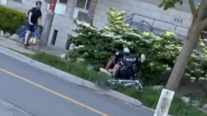 فيديو توقيف درّاج في تورونتو يثير جدلًا حول تعامل الشرطة مع مخالفة مرورية