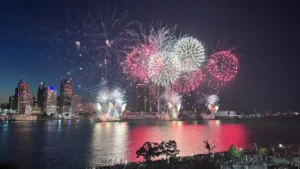 عرض Ford Fireworks يضيء نهر Detroit وسط حضور واسع من ضفتي Windsor وDetroit