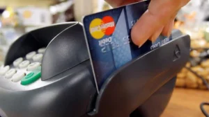 شرطة Toronto تحذر من احتيال يستهدف بطاقات الدفع عبر سيارات الأجرة وتوصيل الطعام