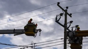 نحو 55 ألف مشترك بلا كهرباء في Ontario وQuebec بعد عواصف قوية
