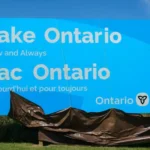 دوغ فورد يرد على «Lake America» بلافتة عملاقة تؤكد اسم Lake Ontario