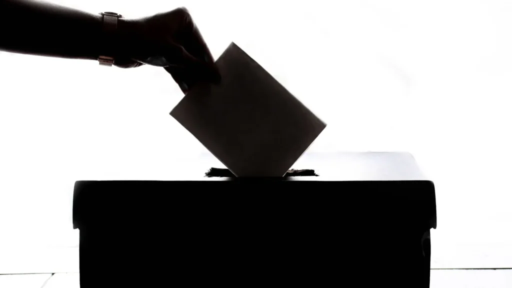 يد تضع ورقة اقتراع في صندوق، في موضوع انتخابات بريتش كولومبيا