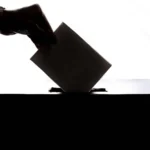 يد تضع ورقة اقتراع في صندوق، في موضوع انتخابات بريتش كولومبيا