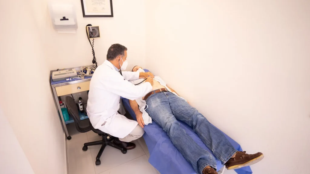 طبيب يفحص مريضاً في عيادة، تعبيراً عن بطاقة الصحة في بريتش كولومبيا