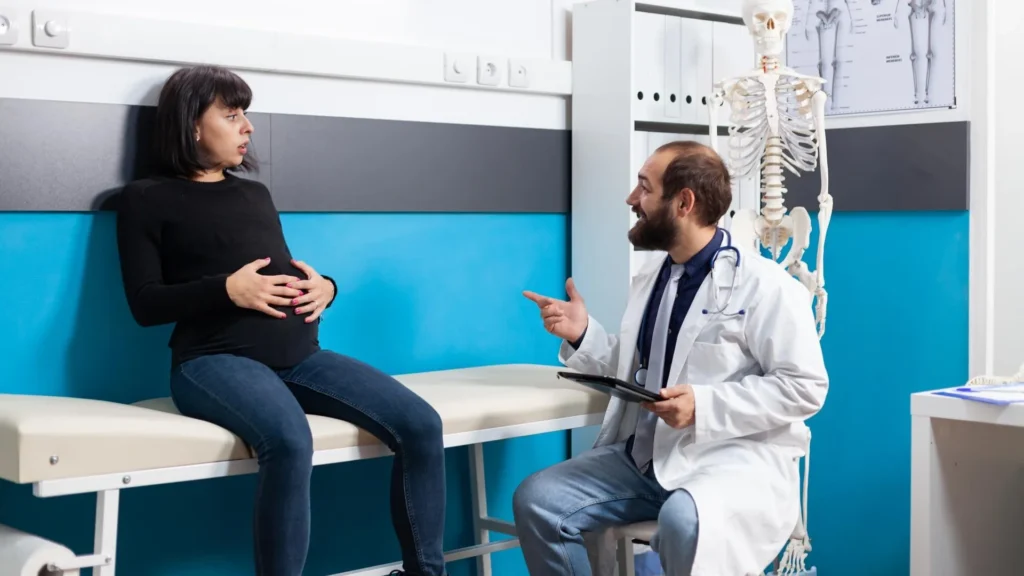الزهري في كندا: امرأة حامل في فحص طبي مع طبيب داخل عيادة
