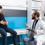 الزهري في كندا: امرأة حامل في فحص طبي مع طبيب داخل عيادة