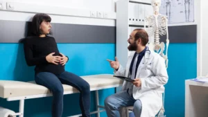 الزهري في كندا: امرأة حامل في فحص طبي مع طبيب داخل عيادة