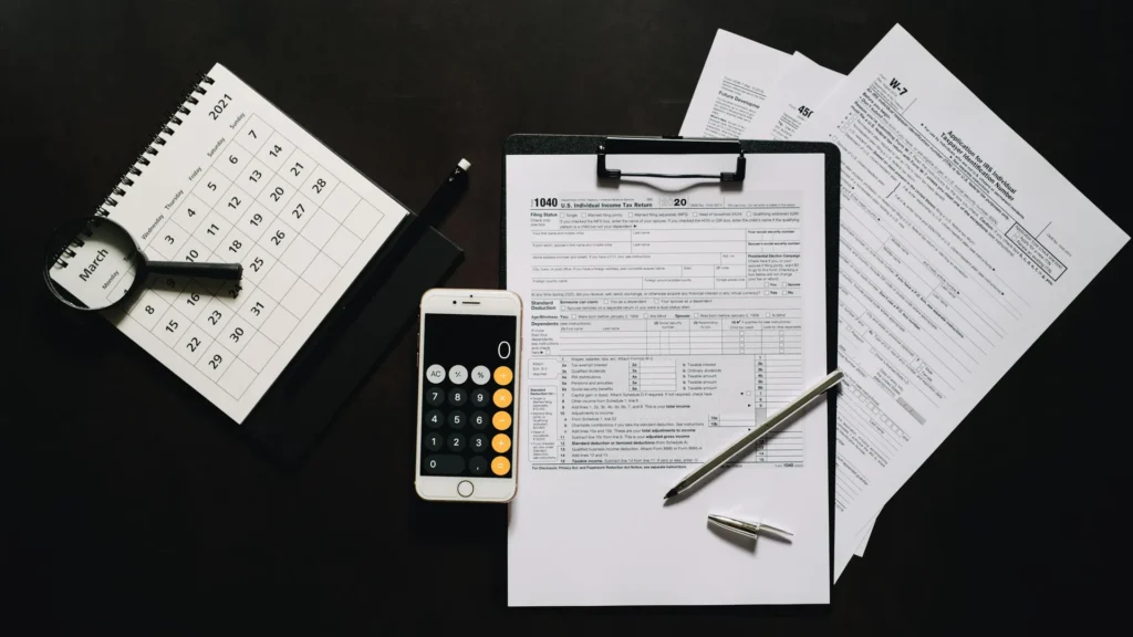 أوراق الضرائب وآلة حاسبة
