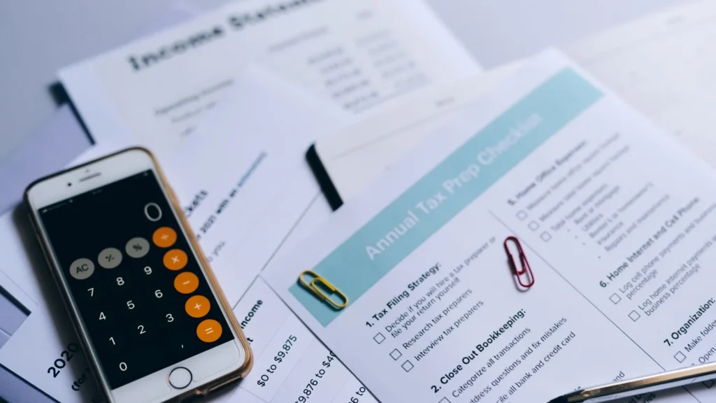 أوراق الضرائب وآلة حاسبة