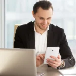 رجل يستخدم تطبيق البنك على جهاز لوحي، وكلاء الذكاء الاصطناعي ممنوعون من الخدمات المصرفية الإلكترونية في كندا