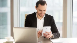 رجل يستخدم تطبيق البنك على جهاز لوحي، وكلاء الذكاء الاصطناعي ممنوعون من الخدمات المصرفية الإلكترونية في كندا