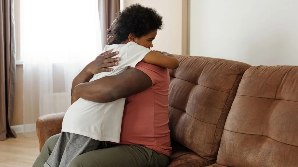 أب يحتضن طفله في البيت - جمعية حماية الأطفال في كندا وحقوق العائلة