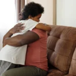 أب يحتضن طفله في البيت - جمعية حماية الأطفال في كندا وحقوق العائلة