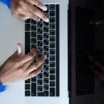 شخص يكتب على حاسوب محمول لإعداد رسالة التغطية للوظائف في كندا