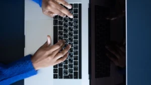 شخص يكتب على حاسوب محمول لإعداد رسالة التغطية للوظائف في كندا