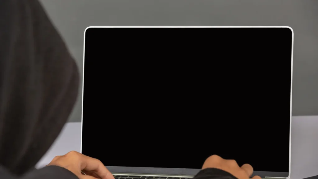 اختراق بيانات كرايم ستوبرز: شخص يرتدي قلنسوة أمام حاسوب محمول