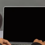 اختراق بيانات كرايم ستوبرز: شخص يرتدي قلنسوة أمام حاسوب محمول