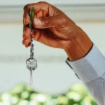 يد تحمل مفتاح شقة - الشكوى من التمييز في العمل والسكن في كندا
