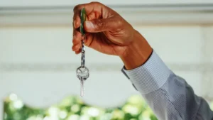 يد تحمل مفتاح شقة - الشكوى من التمييز في العمل والسكن في كندا