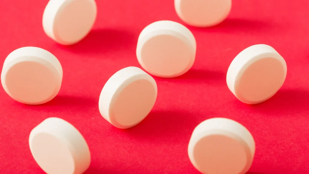 سحب أقراص Equate Ultra Strength Antacid: أقراص دوائية بيضاء مستديرة