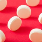 سحب أقراص Equate Ultra Strength Antacid: أقراص دوائية بيضاء مستديرة