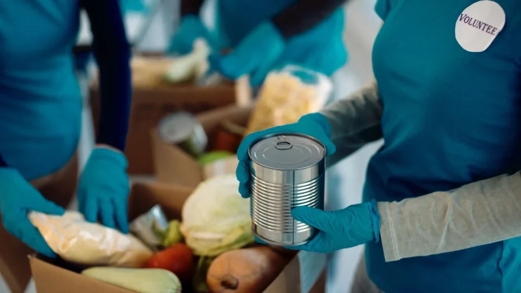 بنوك الطعام في ساسكاتشوان: متطوعون يعبئون مواد غذائية متبرعاً بها في صناديق