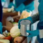 بنوك الطعام في ساسكاتشوان: متطوعون يعبئون مواد غذائية متبرعاً بها في صناديق