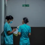 ممرضتان في ممر مستشفى - رخصة التمريض في كندا للممرض الأجنبي