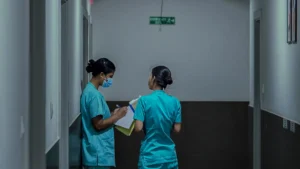 ممرضتان في ممر مستشفى - رخصة التمريض في كندا للممرض الأجنبي