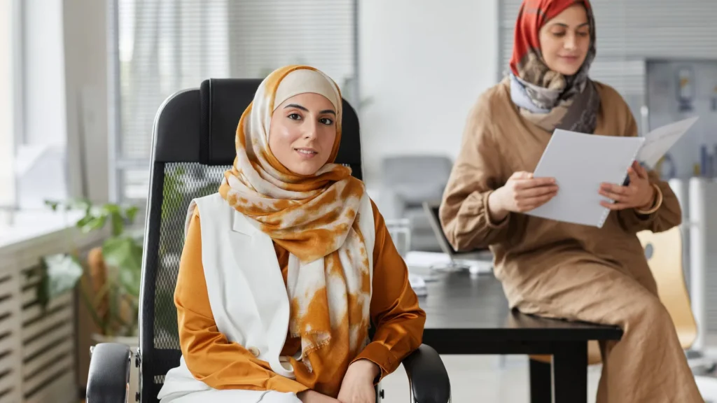 موظفتان محجبتان في مكتب - الحجاب في كندا في العمل والمدرسة