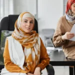 موظفتان محجبتان في مكتب - الحجاب في كندا في العمل والمدرسة
