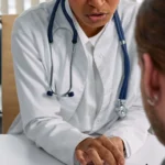 طالب دولي عند الطبيبة في عيادة - التأمين الصحي للطلاب الدوليين في كندا