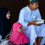 أطفال مسلمون يحملون المصحف - المدارس الإسلامية الخاصة في كندا