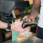 دفع ببطاقة عند صندوق متجر بقالة، في موضوع اختراق بيانات لوبلو