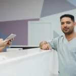 موظفة استقبال في عيادة طبية تحمل جهازاً لوحياً بجانب زميلها، وظيفة موظف استقبال طبي في ميسيساغا