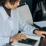 محاسبة تستخدم الآلة الحاسبة أمام الدفاتر، وظيفة فني محاسبة في مونتريال