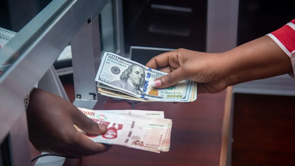 تبادل عملات نقدية عند شباك الصرف، وظيفة أمين صندوق في مونتريال