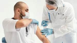 لقاح الإنفلونزا وكوفيد-19 المجاني في أونتاريو: طبيب يعطي لقاحاً في الذراع