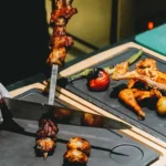 طباخ ينزع قطع الدجاج المشوي عن السيخ، وظيفة طباخ في أوتاوا