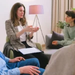 أخصائية اجتماعية تتحدث مع عائلة في جلسة إرشاد، وظيفة أخصائي اجتماعي في أوتاوا