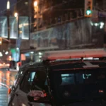 سيارة شرطة في شارع بتورونتو ليلاً، الإبلاغ عن جرائم الكراهية في كندا