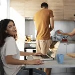 السكن المشترك مع زملاء في كندا: ثلاثة زملاء سكن في مطبخ شقة مشتركة