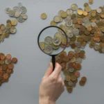 عملات معدنية على شكل خريطة العالم تمثل تحويل الأموال من كندا إلى الدول العربية