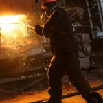 عامل في مصنع صلب وسط الشرر، في موضوع تسريح عمال ستيلكو في هاملتون