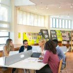 طلاب يدرسون في مكتبة جامعية - قروض الطلاب في كندا