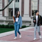 طلاب دوليون يمشون في حرم جامعي يمثلون تصريح الدراسة في كندا