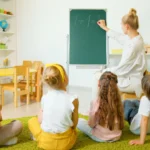 معلمة تشرح درساً لتلاميذ المرحلة الابتدائية في الصف، وظيفة معلم في سري