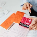 إيصالات وآلة حاسبة على مكتب - الخصومات الضريبية في كندا